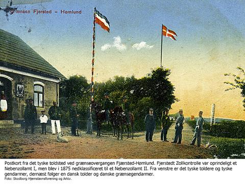 Postkort fra det tyske toldsted ved grænseovergangen Fjærsted-Hømlund. Fjerstedt Zollkontrolle var oprindeligt et Nebenzollamt I, men blev i 1875 nedklassificeret til et Nebenzollamt II. Fra venstre er det tyske toldere og tyske gendarmer, dernæst følger 